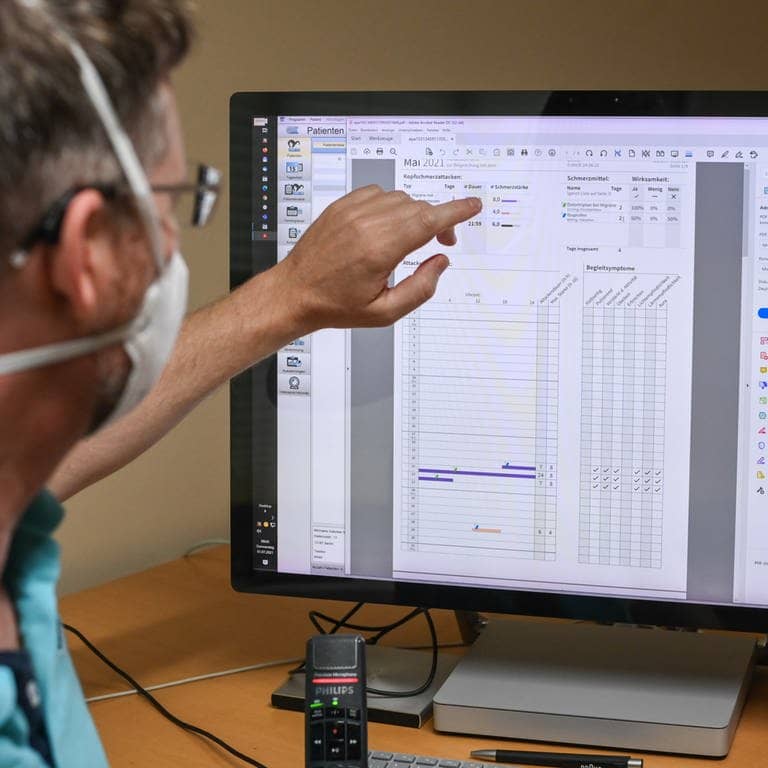 Ein Facharzt arbeitet mit einer elektronischen Patientenakte, die ein E-Rezept auf seinem Computerbildschirm zeigt. (Foto: dpa Bildfunk, picture alliance/dpa | Jens Kalaene)