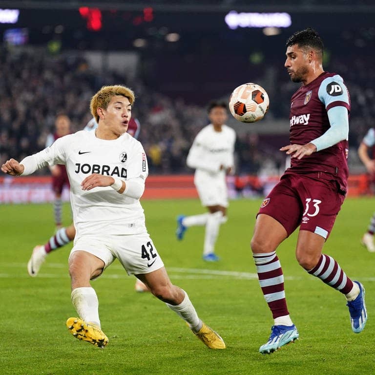Freiburgs Ritsu Doan (links) and West Ham Uniteds Emerson Palmieri kämpfen um den Ball (Foto: IMAGO, IMAGO/PA Images)