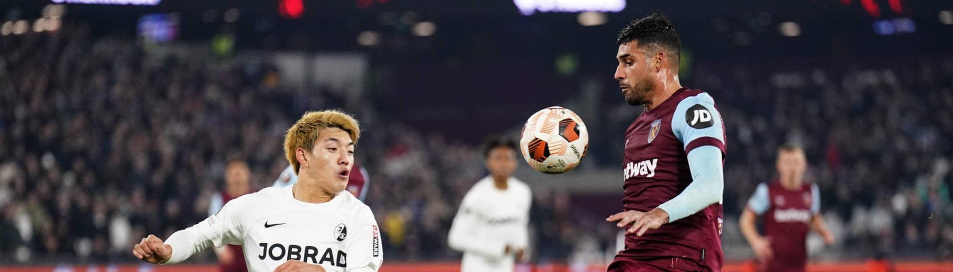 Freiburgs Ritsu Doan (links) and West Ham Uniteds Emerson Palmieri kämpfen um den Ball (Foto: IMAGO, IMAGO/PA Images)