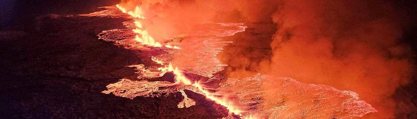 Aus einem Riss in der Erde spritzt Lava (Foto: Reuters)