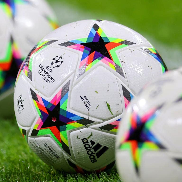 Ein Ball in einem Champions-League-Spiel (Foto: dpa Bildfunk, picture alliance/dpa | Jan Woitas)