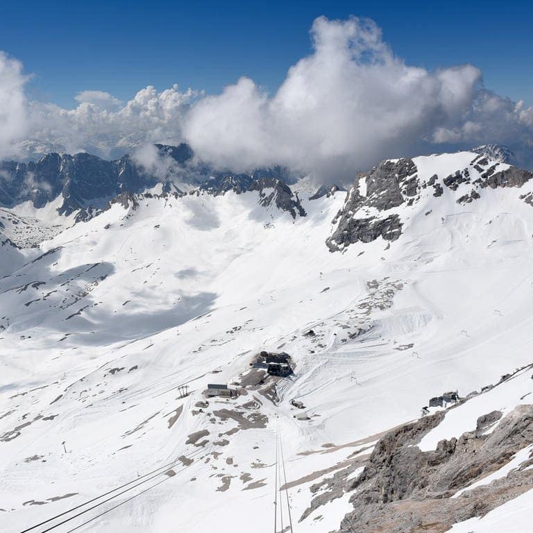 Garmisch-Partenkirchen: Wolken ziehen über das Skigebiet auf dem Zugspitzplatt. (Foto: dpa Bildfunk, picture alliance / Angelika Warmuth/dpa | Angelika Warmuth)