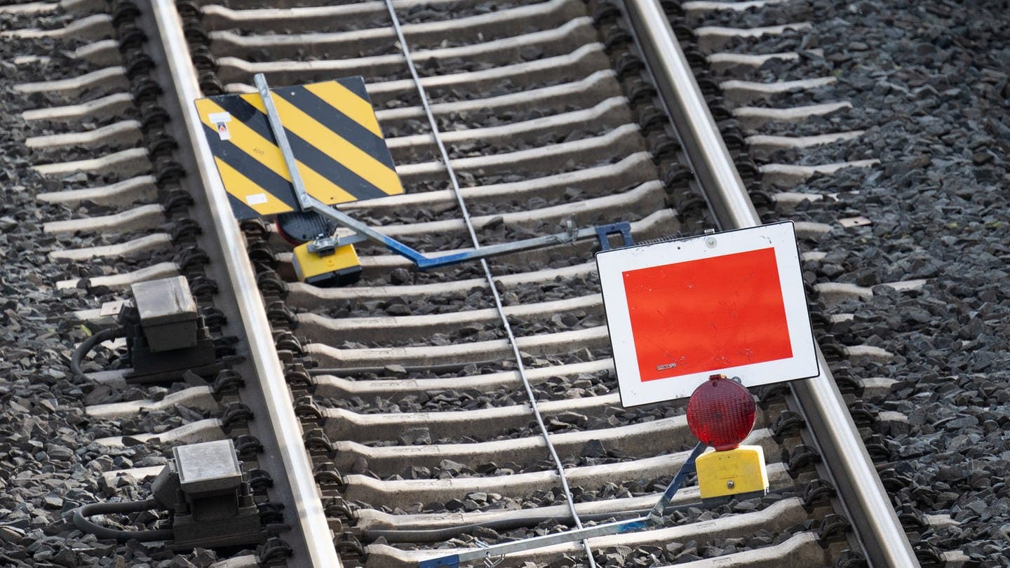 Ein rotes Schild sperrt ein Gleis der Riedbahn genannten Bahnstrecke Mannheim-Frankfurt am Bahnhof Lampertheim. (Foto: dpa Bildfunk, picture alliance/dpa | Sebastian Gollnow)