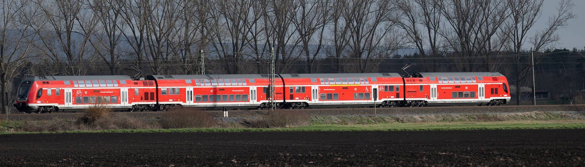 Ein Regional-Express fährt auf der Riedbahn genannten Bahnstrecke Mannheim-Frankfurt. (Foto: dpa Bildfunk, picture alliance/dpa | Sebastian Gollnow)
