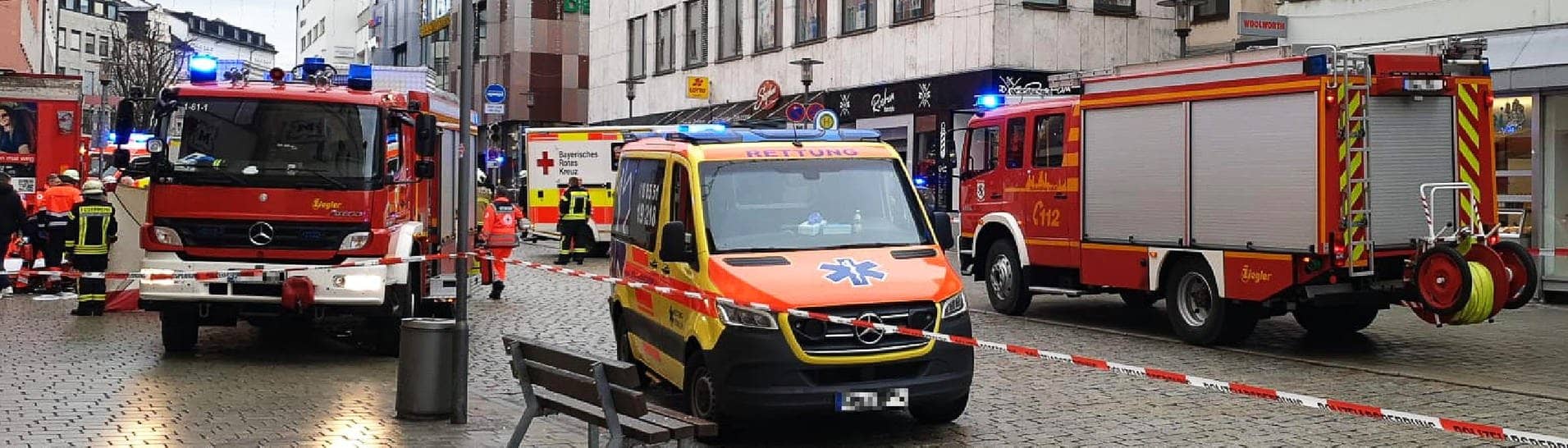 Einsatzkräfte von Feuerwehr und Rettungsdienst stehen in der Innenstadt von Passau. (Foto: dpa Bildfunk, picture alliance/dpa/Zema Medien | -)