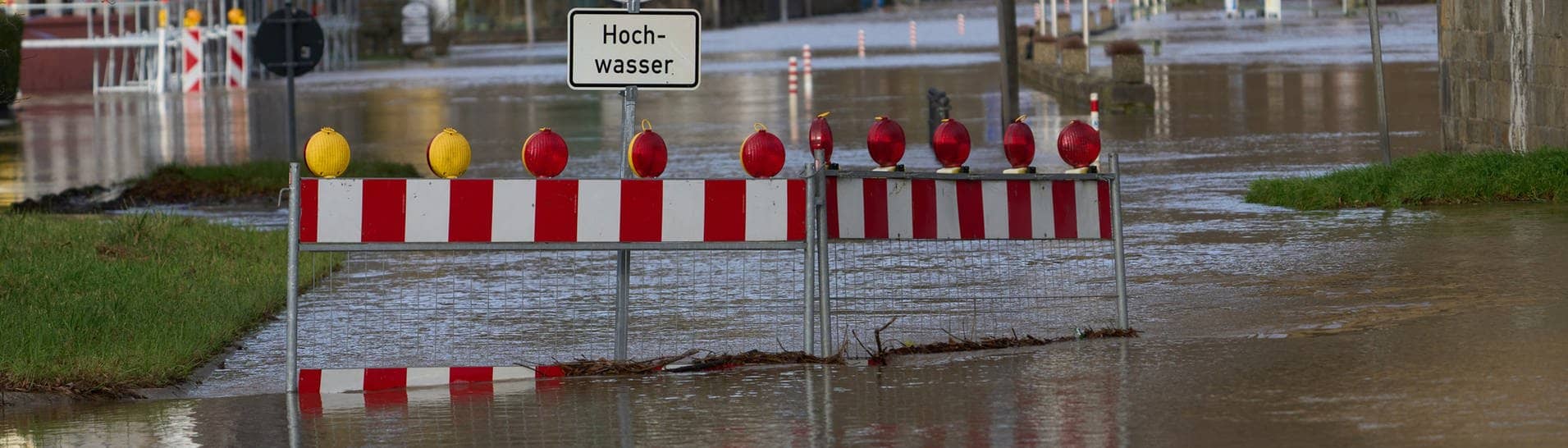 Die Bundesstraße 416 ist im Moseltal bei Koblenz-Güls überflutet. (Foto: dpa Bildfunk, picture alliance/dpa | Thomas Frey)