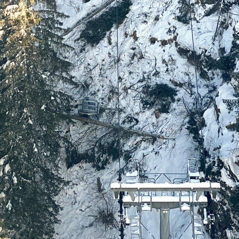 Die in Tirol abgestürzte Gondel liegt auf dem schneebedeckten Berghang. (Foto: dpa Bildfunk, picture alliance/dpa/BMI/FLUGPOLIZEI | -)