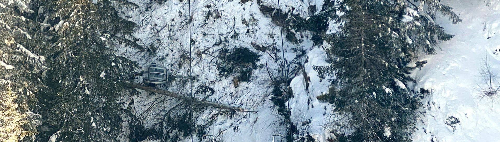 Die in Tirol abgestürzte Gondel liegt auf dem schneebedeckten Berghang. (Foto: dpa Bildfunk, picture alliance/dpa/BMI/FLUGPOLIZEI | -)