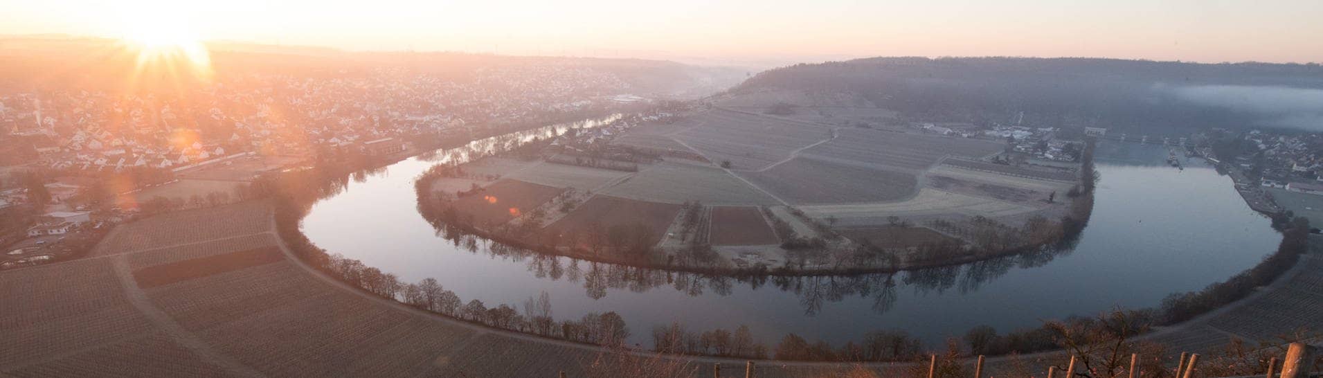 Die Sonne geht in der Nähe der Mundelsheimer Neckarschleife auf. (Foto: dpa Bildfunk, picture alliance/dpa | Sebastian Gollnow)