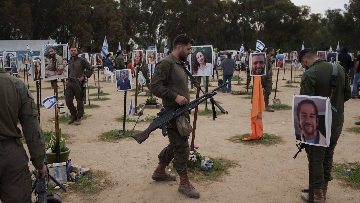 Ein israelischer Soldat besucht die Stelle, an der am 7. Oktober bei einem grenzüberschreitenden Angriff der Hamas auf dem Nova-Musikfestival in Re'im Feiernde getötet wurden. (Foto: dpa Bildfunk, picture alliance/dpa/AP | Leo Correa)