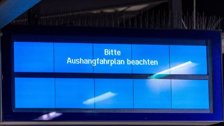Auf einer Anzeigetafel im Hauptbahnhof ist der Schriftzug „Bitte Aushangfahrplan beachten“ zu sehen (Foto: dpa Bildfunk, picture alliance/dpa | Jens Büttner)