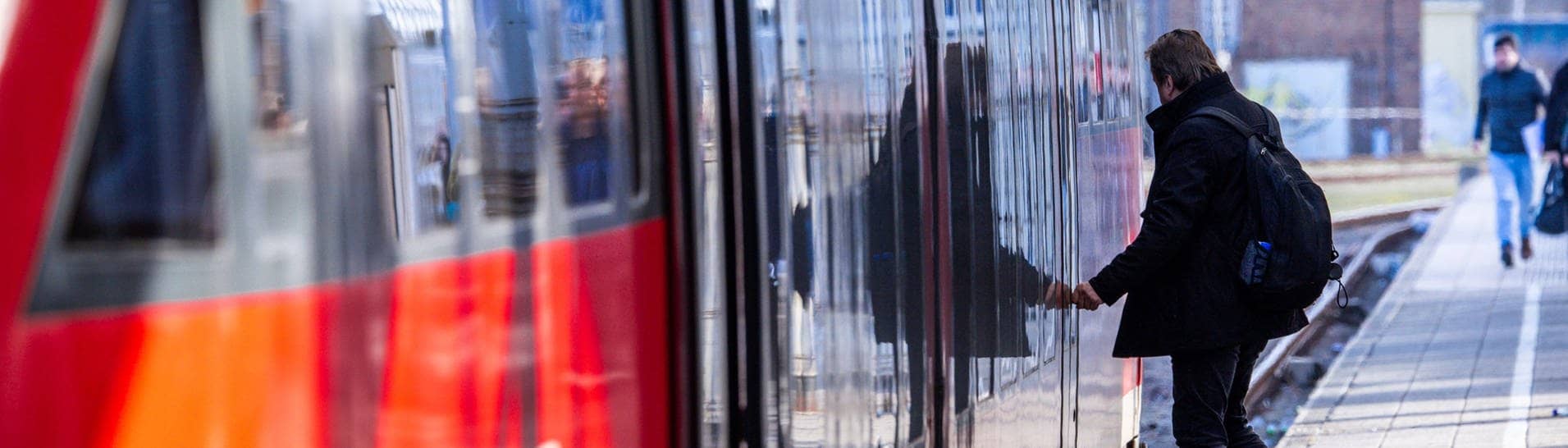 Ein Mann steigt im Bahnhof in eine Regionalbahn ein. – Die GDL hat den aktuellen Bahn-Streik früher beendet als geplant. Am Montagmorgen sollen wieder Züge fahren. (Foto: dpa Bildfunk, picture alliance/dpa | Jens Büttner)