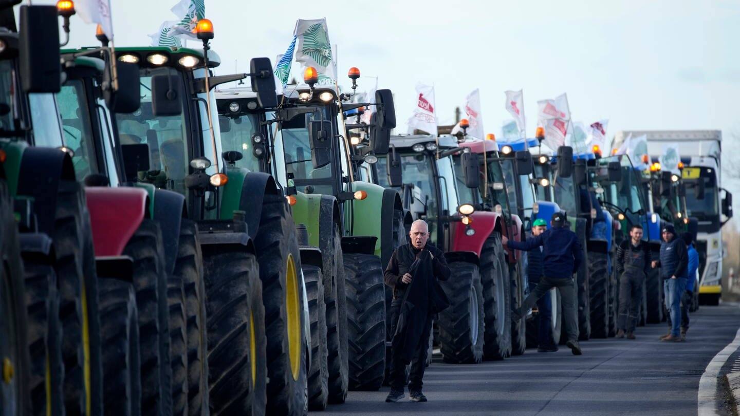 Landwirte versammeln sich südlich von Paris, bevor sie eine nach Paris führende Autobahn blockieren. (Foto: dpa Bildfunk, picture alliance/dpa/AP | Christophe Ena)