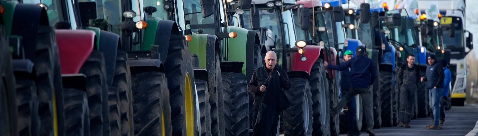 Landwirte versammeln sich südlich von Paris, bevor sie eine nach Paris führende Autobahn blockieren. (Foto: dpa Bildfunk, picture alliance/dpa/AP | Christophe Ena)