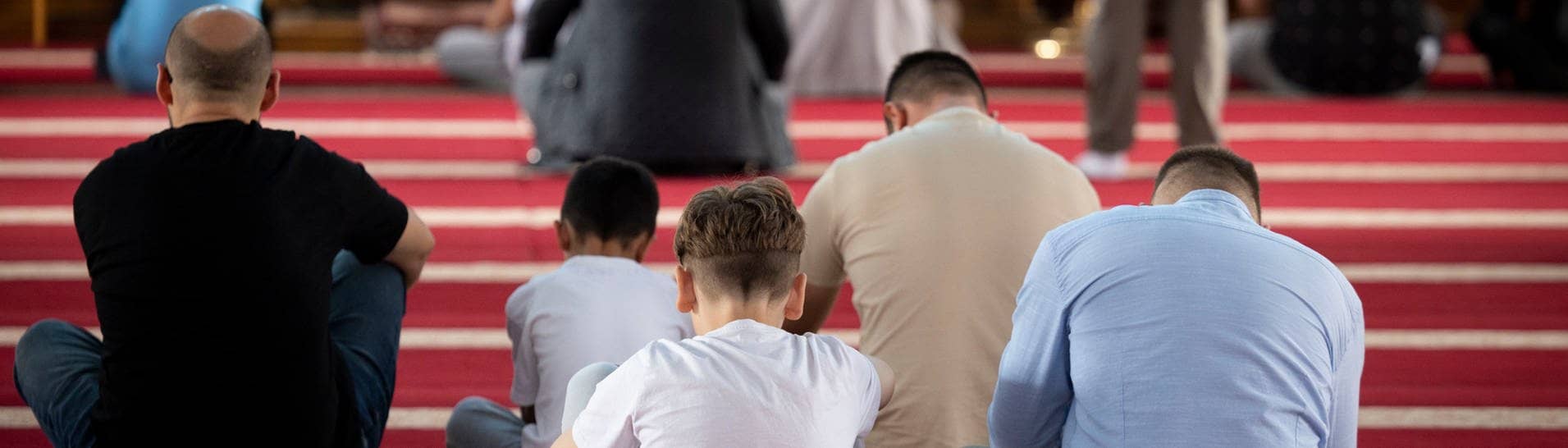 Muslime nehmen am Freitagsgebet in der Merkez DITIB Moschee teil. Nach dem Aufruf der Terrororganisation Hamas zu ihrer weltweiten Unterstützung an diesem Freitag warnt die Türkische Gemeinde davor, dem nachzukommen. (Foto: dpa Bildfunk, picture alliance/dpa | Christoph Reichwein)