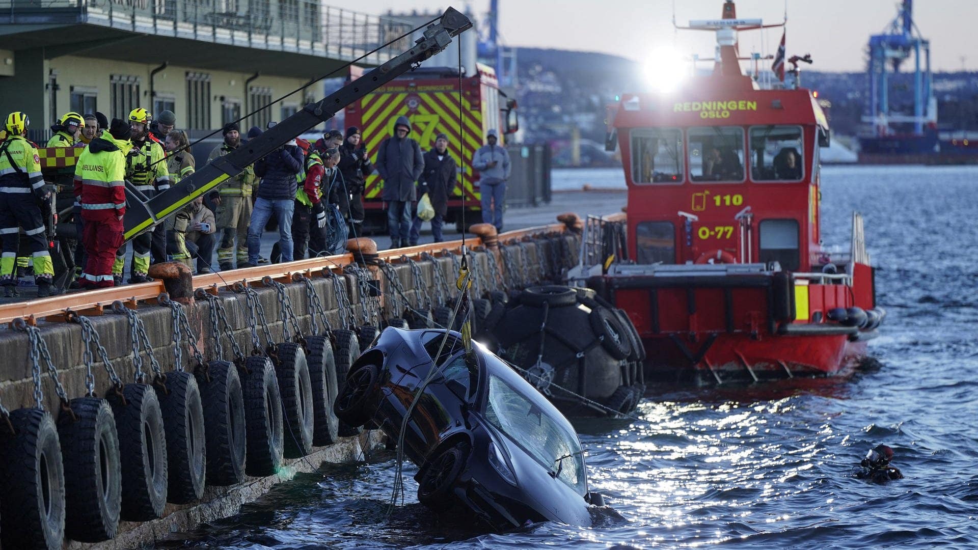 Rettungsaktion im Oslo-Fjord: Feuerwehr und Kran ziehen Tesla aus dem Wasser (Foto: Reuters, REUTERS)