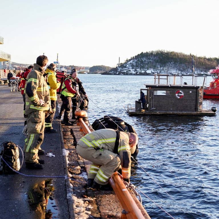 Rettungsaktion im Oslo-Fjord: Schwimmende Sauna und Feuerwehr und Kran retten Menschen und einen Tesla aus dem Wasser (Foto: Reuters, REUTERS)