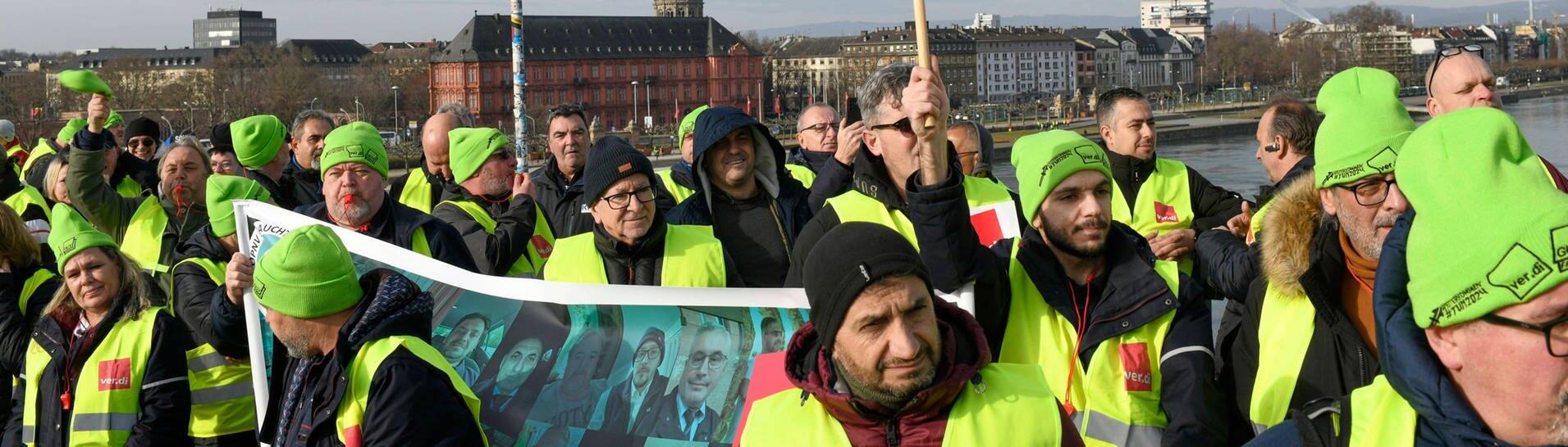 Streikende Beschäftigte im Öffentlichen Nahverkehr beim Protest in Mainz auf der Theodor-Heuss-Brücke. (Foto: IMAGO, IMAGO / HEN-FOTO)