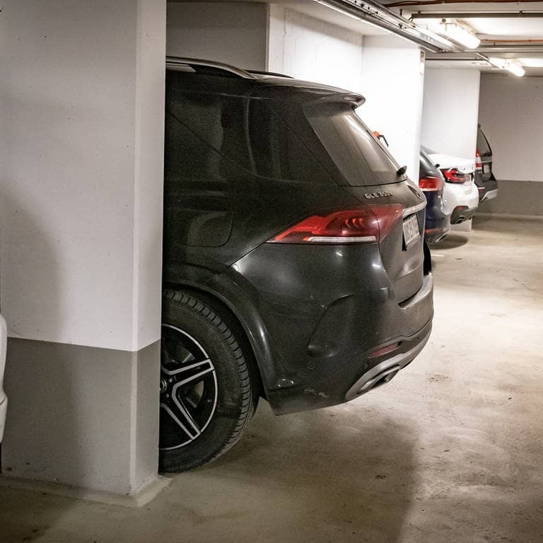 SUVs sind meist zu groß für normale Parkplätze vor allem in Parkhäusern. In Paris wird abgestimmt, ob die Parkgebühren erhöht werden. (Foto: IMAGO, IMAGO / Jürgen Ritter)
