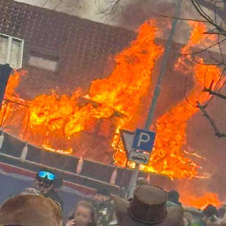 Ein Faschingswagen steht brennend auf einer Straße. Bei einem Faschingsumzug im baden-württembergischen Kehl ist am Sonntag ein Faschingswagen in Brand geraten. (Foto: dpa Bildfunk, picture alliance/dpa/Einsatzreport24 | Marco Dürr)
