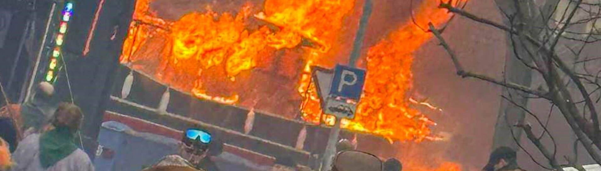 Ein Faschingswagen steht brennend auf einer Straße. Bei einem Faschingsumzug im baden-württembergischen Kehl ist am Sonntag ein Faschingswagen in Brand geraten. (Foto: dpa Bildfunk, picture alliance/dpa/Einsatzreport24 | Marco Dürr)
