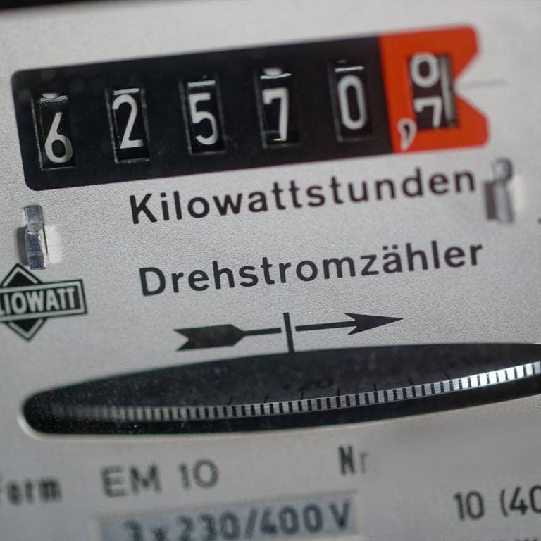 Ein Stromzähler zeigt den Stromverbrauch. Ab April sollen die Strompreise steigen. (Foto: dpa Bildfunk, Picture Alliance)
