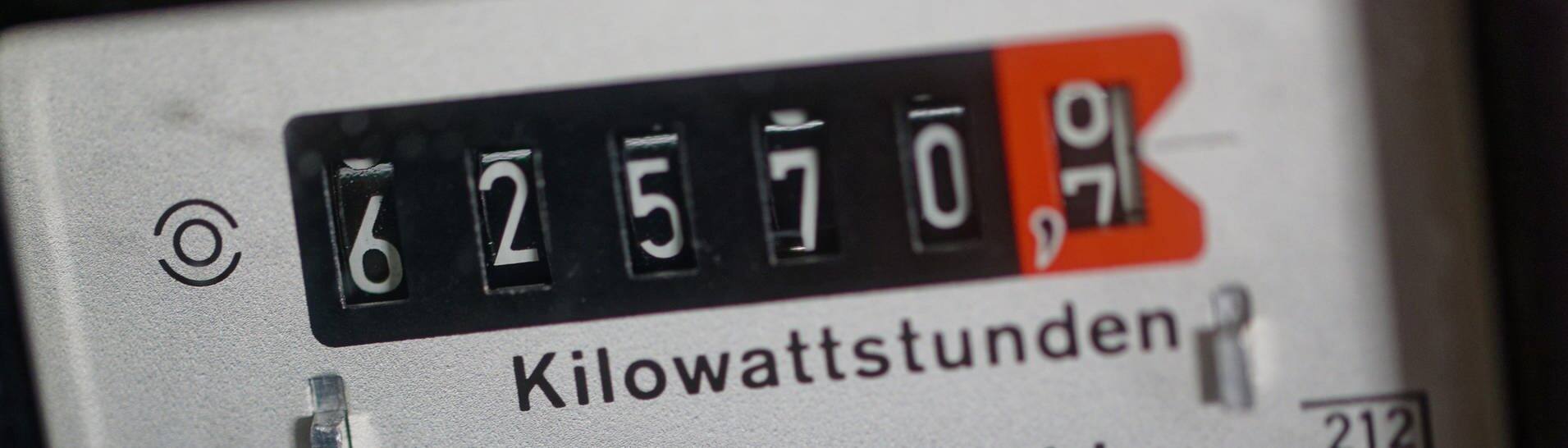 Ein Stromzähler zeigt den Stromverbrauch. Ab April sollen die Strompreise steigen. (Foto: dpa Bildfunk, Picture Alliance)