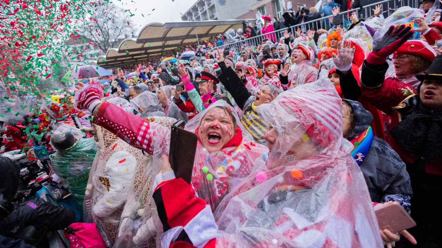 Karnevalisten feiern um 11:11 Uhr an Weiberfastnacht den Anfang von Karneval auf dem Alter Markt in Köln. (Foto: dpa Bildfunk, picture alliance/dpa | Rolf Vennenbernd)