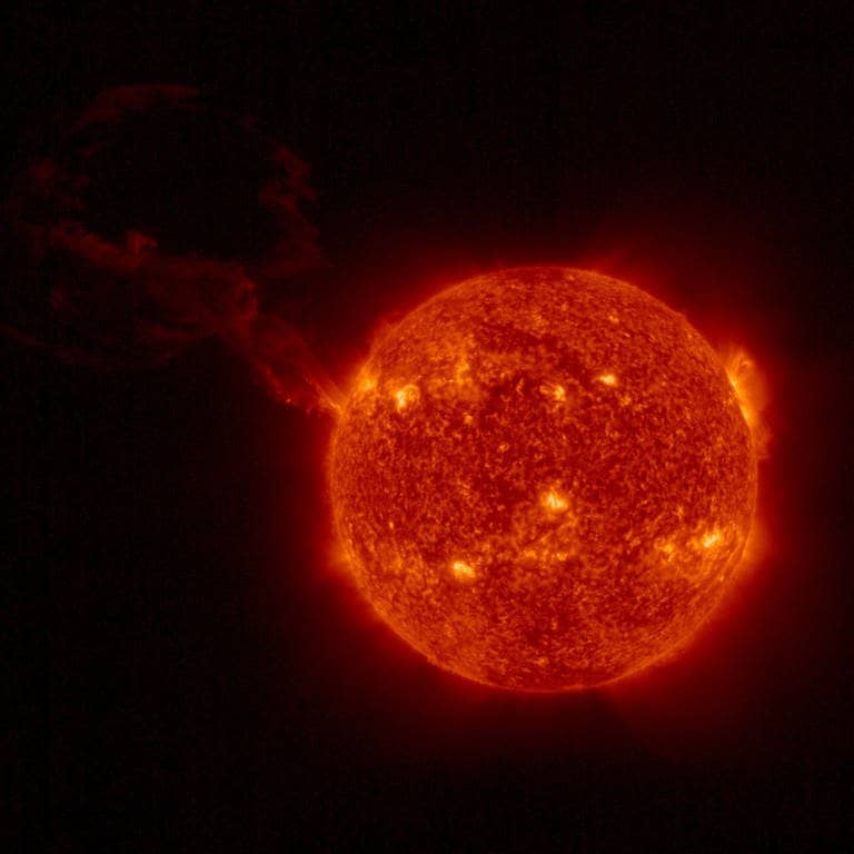 Sonneneruption, aufgenommen von der Sonde „Solar Orbiter“ (Archiv) - In den nächsten Tagen kann es zu einem Sonnensturm und dadurch zu Störeungen bei der Stromversorgung, der Navigation und im Flugverkehr kommen. (Foto: dpa Bildfunk, picture alliance/dpa/Solar Orbiter/EUI Team/ESA & NASA | -)