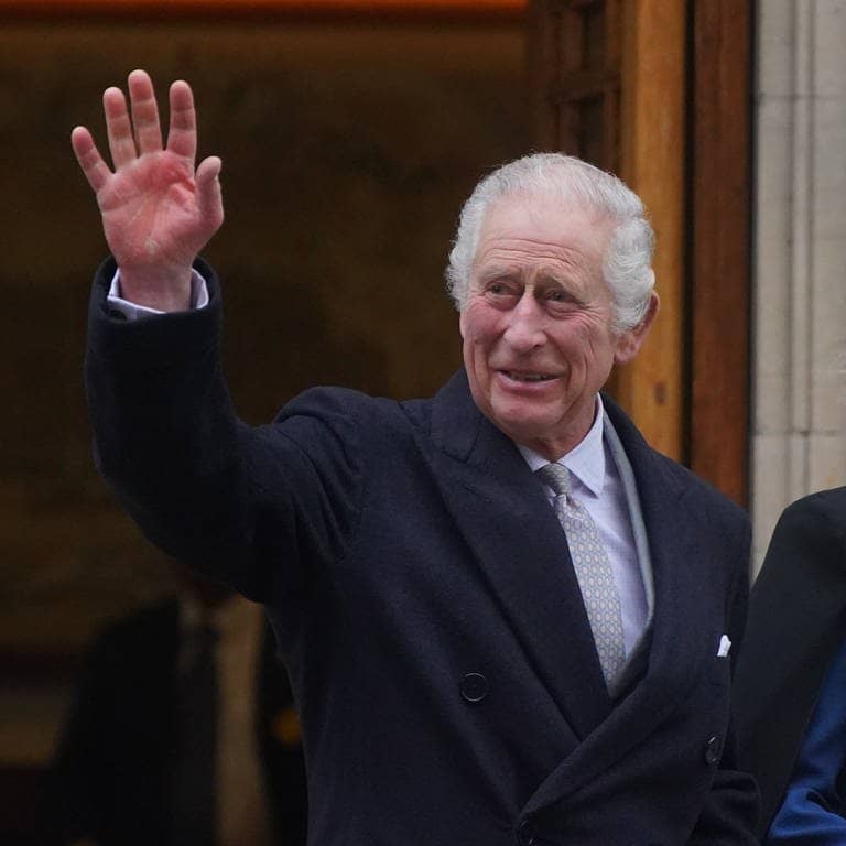 König König Charles III. und Königin Camilla verlassen die Londoner Klinik im Zentrum Londons. (Foto: dpa Bildfunk, picture alliance/dpa/PA Wire | Victoria Jones)