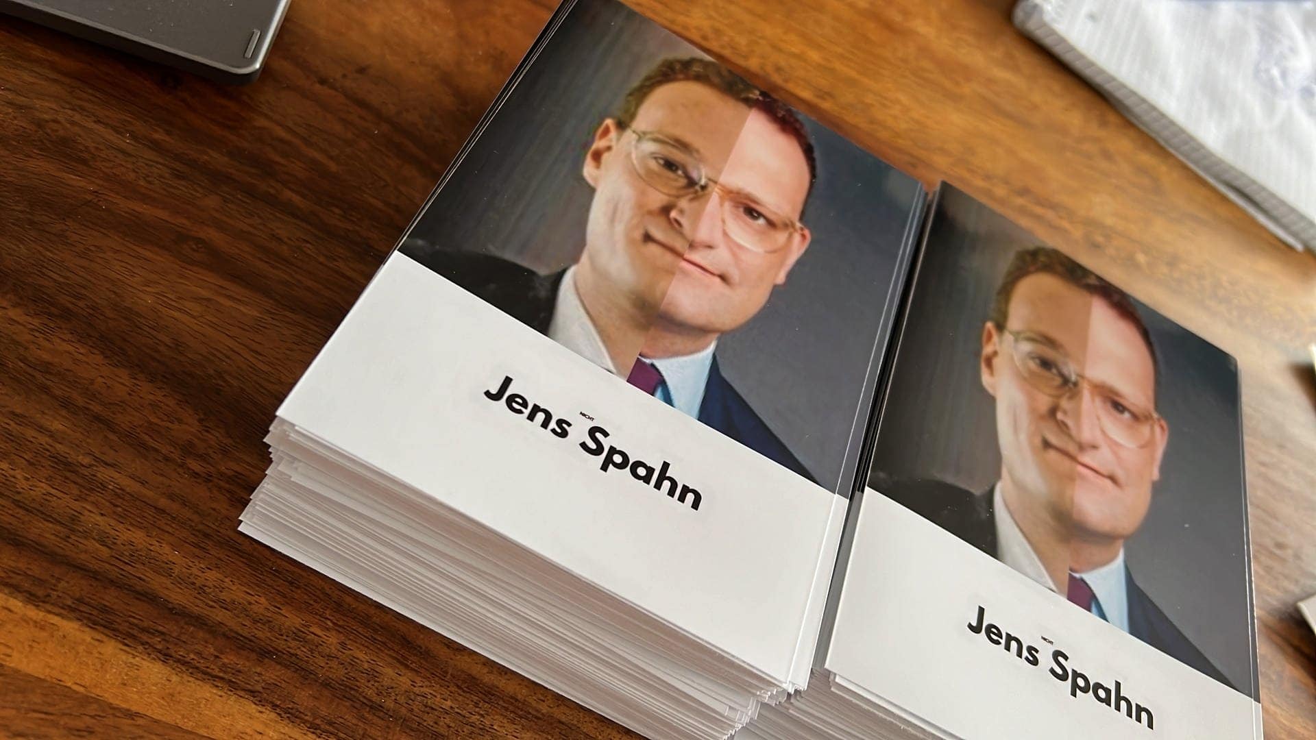 Autogrammkarten, die Mirco Budde hat drucken lassen: Das Gesicht ist halb er, halb Jens Spahn – ein Doppelgänger, der zum Verwechseln änlich sieht. (Foto: Mirco Budde)