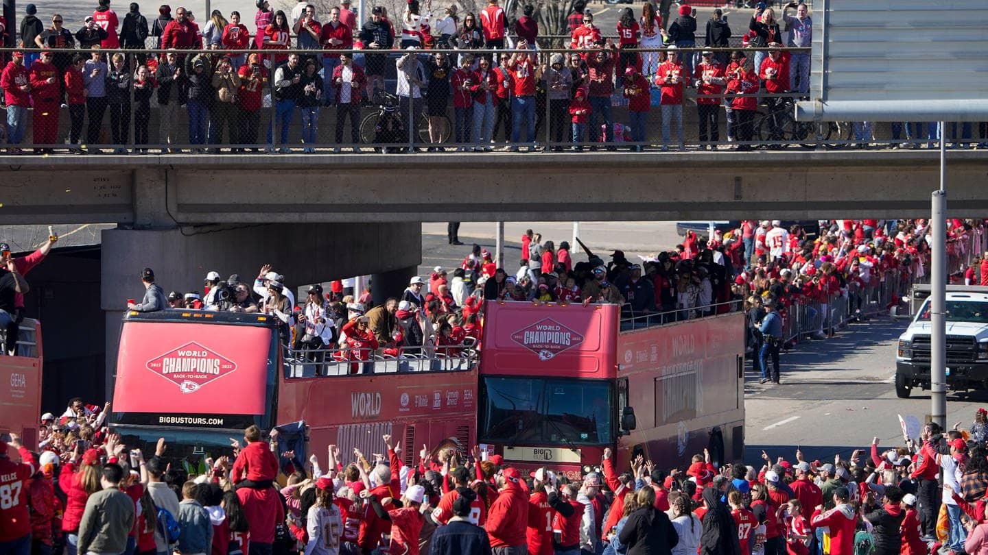 Die Kansas City Chiefs feiern während der Siegesparade nach dem Gewinn des Super Bowls. Später fielen Schüsse. Mindestens ein Mensch kam ums Leben. (Foto: dpa Bildfunk, picture alliance/dpa/AP | Ed Zurga)