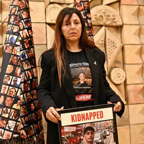 Ajelet Samerano bei einer Pressekonferenz des Forums der Familien der Geiseln und Vermissten. (Foto: Reuters, REUTERS/Dylan Martinez)