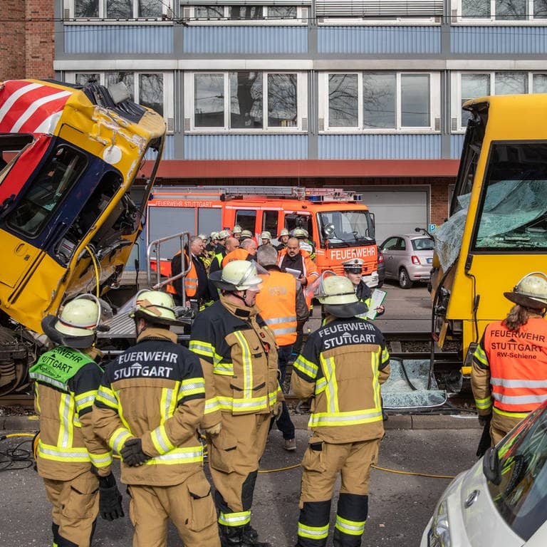 Einsatzkräfte der Feuerwehr arbeiten an zwei zerstörten Stadtbahnen. Bei dem Zusammenstoß zweier Stadtbahnen im Stuttgarter Stadtteil Wangen sind mehrere Menschen verletzt worden. (Foto: dpa Bildfunk, picture alliance/dpa | Christoph Schmidt)