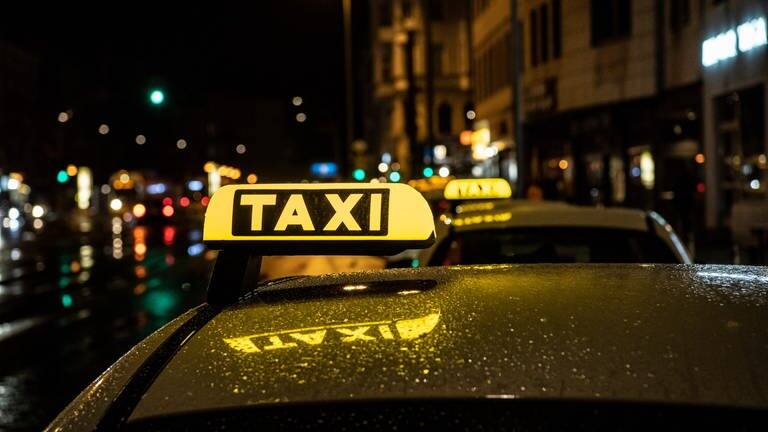 Taxis fahren bei Nacht durch Berlin (Foto: dpa Bildfunk, picture alliance/dpa | Paul Zinken)