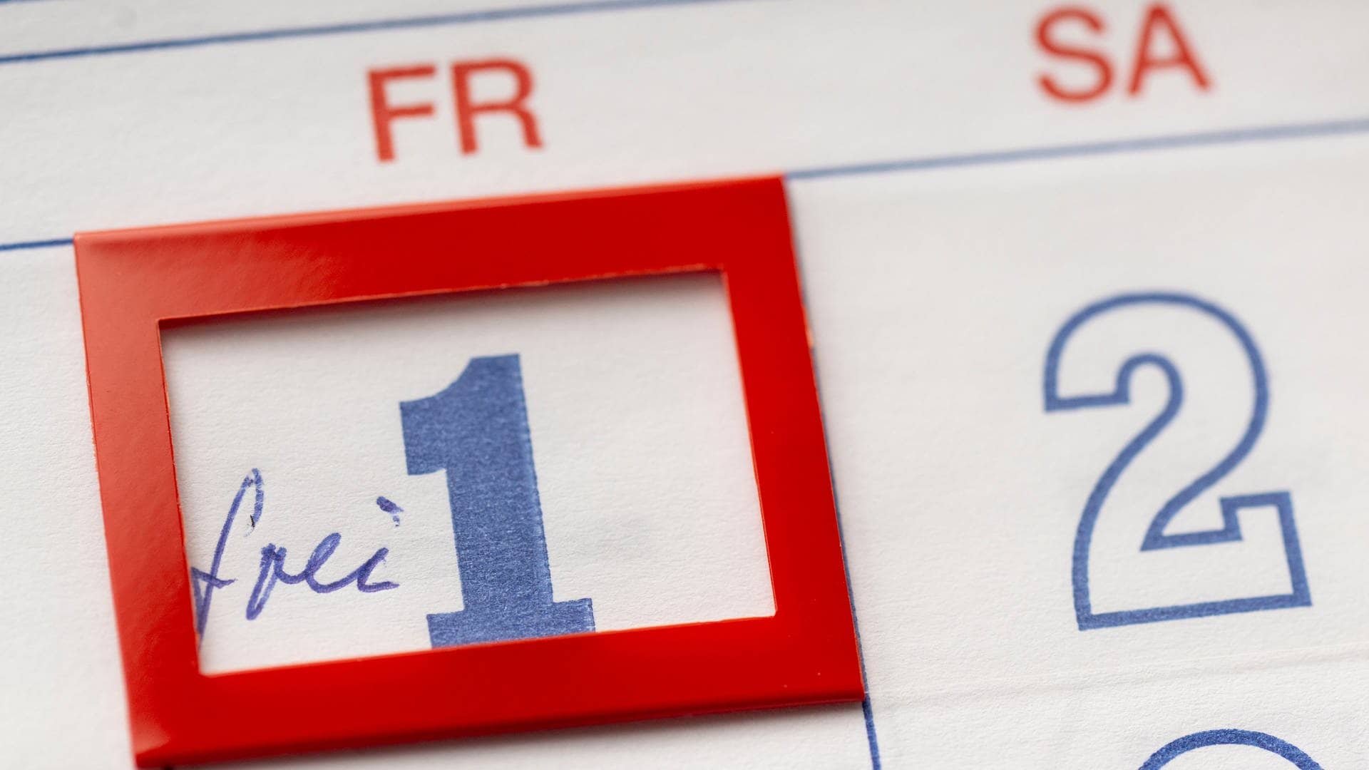 Auf einem Kalender ist der Freitag als freier Tag markiert (Foto: dpa Bildfunk, picture alliance/dpa | Hendrik Schmidt)