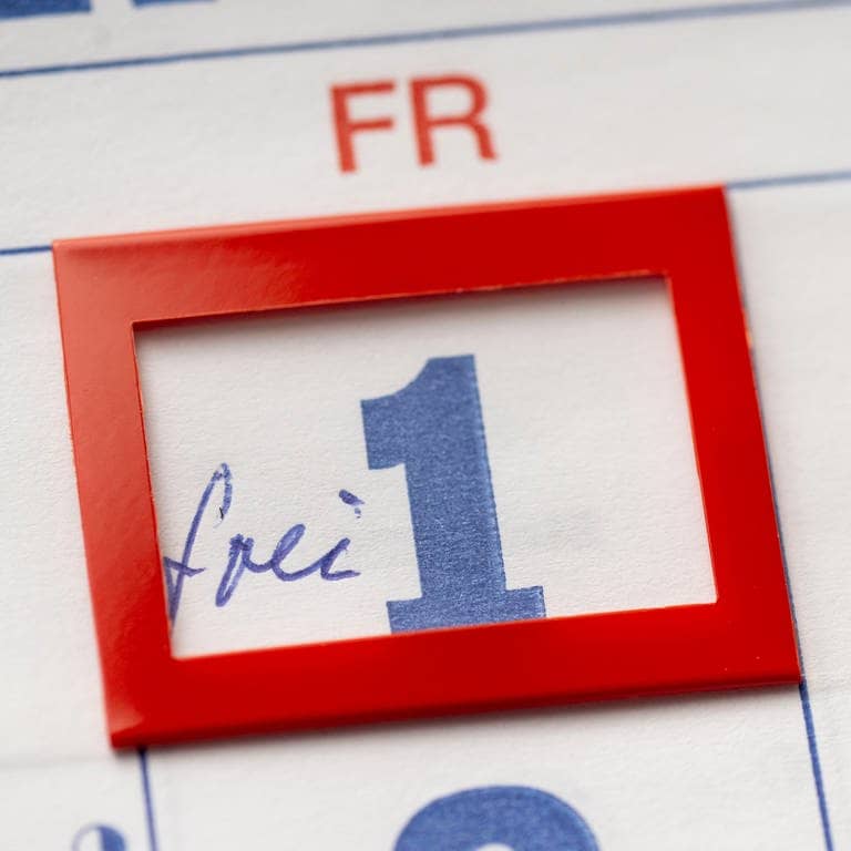 Auf einem Kalender ist der Freitag als freier Tag markiert (Foto: dpa Bildfunk, picture alliance/dpa | Hendrik Schmidt)