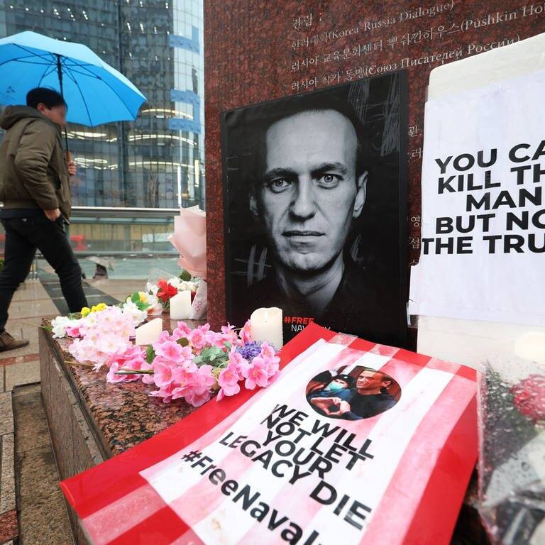 Ein Plakat erinnert an Alexej Nawalny (Foto: dpa Bildfunk, picture alliance/dpa/yonhap | -)