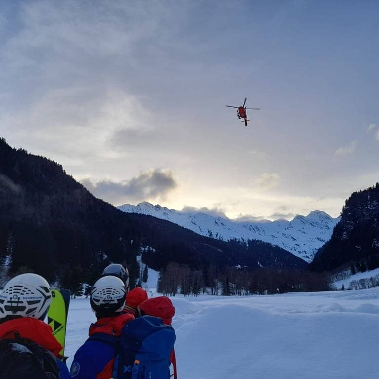 Menschen beobachten einen Einsatz der italienischen Bergrettung in der Nähe von Ratschings. Eine deutsche Gruppe wurde von einer Lawine erfasst. (Foto: dpa Bildfunk, picture alliance/dpa/Soccorso Alpino | )
