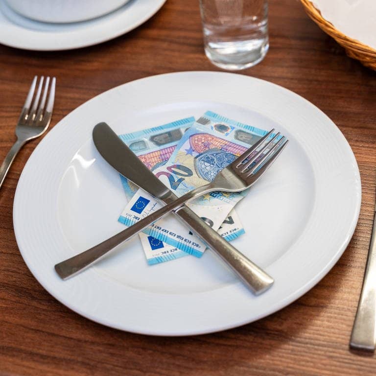 Zum 1. Januar ist die Mehrwertsteuer in der Gastronomie auf 19 Prozent gestiegen. (Foto: IMAGO, IMAGO / Bihlmayerfotografie)