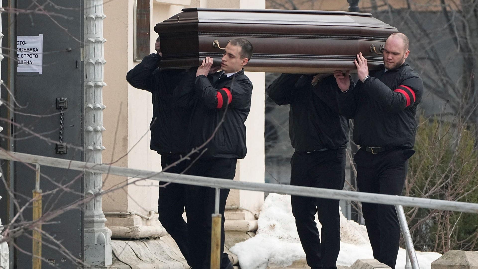 Träger bringen den Sarg mit Nawalnys Leiche zur Trauerfeier. (Foto: dpa Bildfunk, picture alliance/dpa/AP | Uncredited)