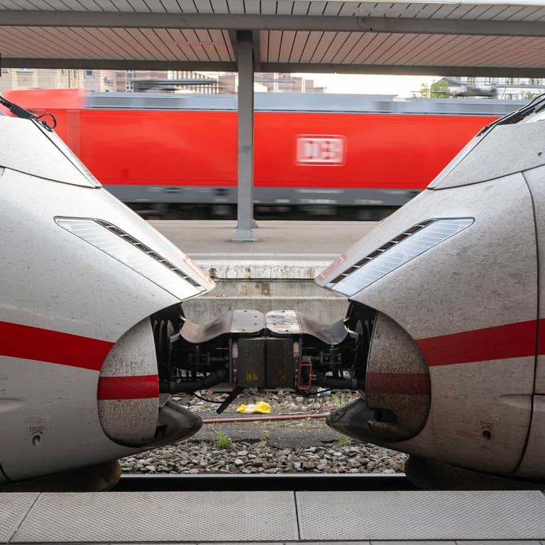 Zwei ICE-Züge der Deutschen Bahn sind auf dem Bahnhof zusammengekoppelt. (Foto: dpa Bildfunk, picture alliance/dpa | Peter Kneffel)
