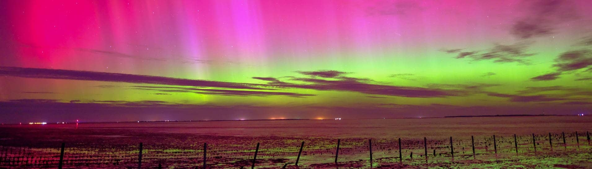 Polarlichter sind am Himmel über Schillig (Kreis Friesland) zu sehen. (Foto: dpa Bildfunk, picture alliance/dpa | Markus Hibbeler)