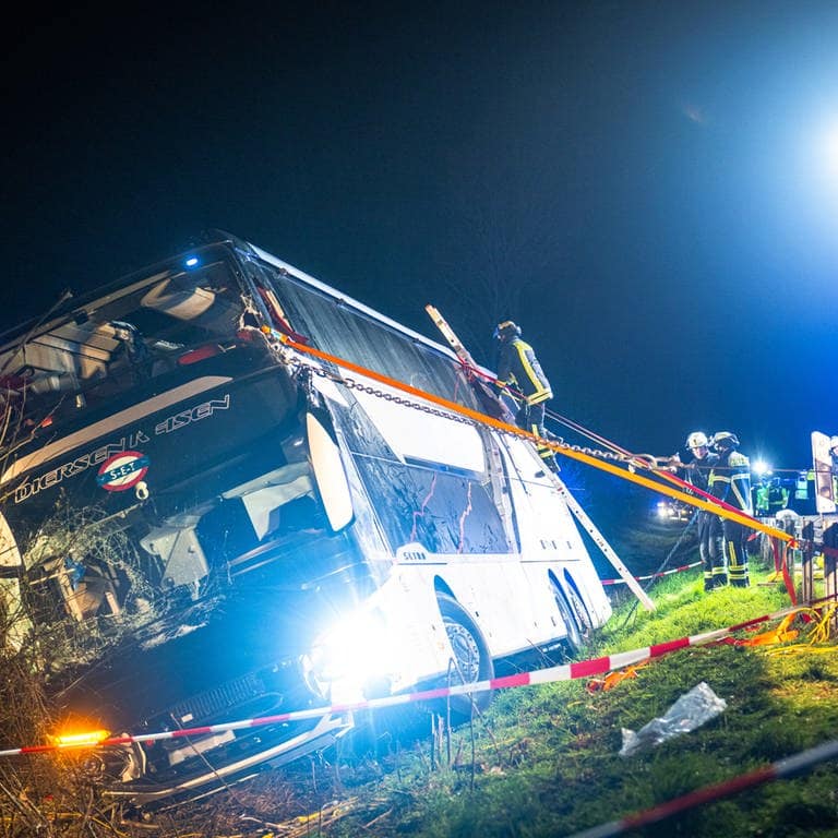 Schwerer Busunfall auf Autobahn 44 in Nordrhein-Westfalen, Bus auf die Seite gekippt, Rettungskräfte bei der Arbeit (Foto: dpa Bildfunk, picture alliance/dpa/Daniel Schröder | Daniel Schröder)