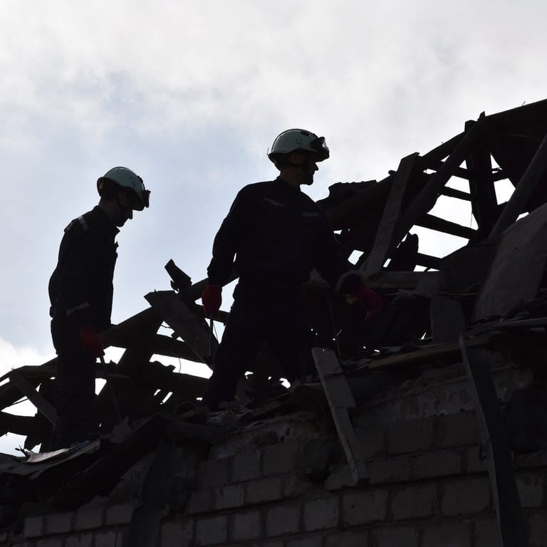 Rettungskräfte räumen die Trümmer zerstörter Häuser nach einem russischen Drohnenangriff weg. (Foto: dpa Bildfunk, picture alliance/dpa/AP | Andriy Andriyenko)