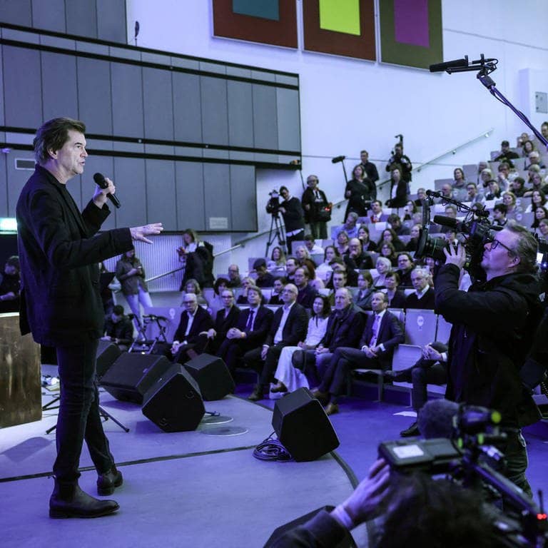 Der Sänger der Band Die Toten Hosen, Campino, spricht bei seiner Gastvorlesung an der Universität Düsseldorf.
