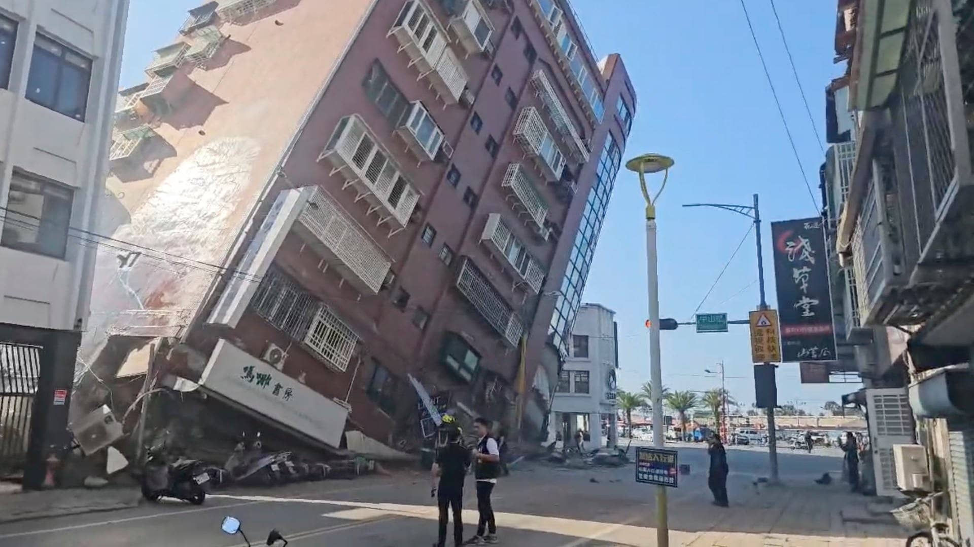 Ein teilweise eingestürztes Gebäude in Hualien im Osten Taiwans.
