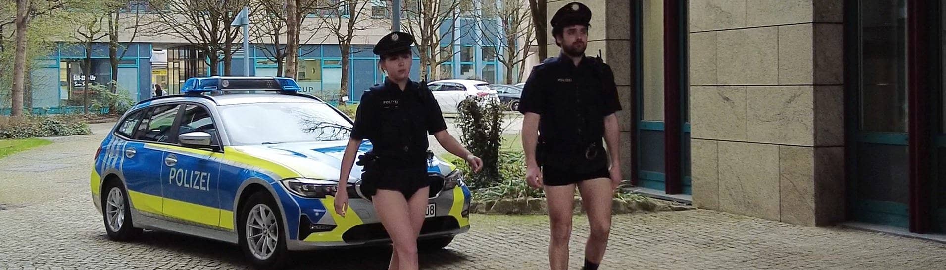 Das Standbild aus einem Youtube-Video der Polizeigewerkschaft (DPolG) zeigt Polizisten ohne Hosen und soll den Mangel an Dienstkleidung bei der bayerischen Polizei anklagen.