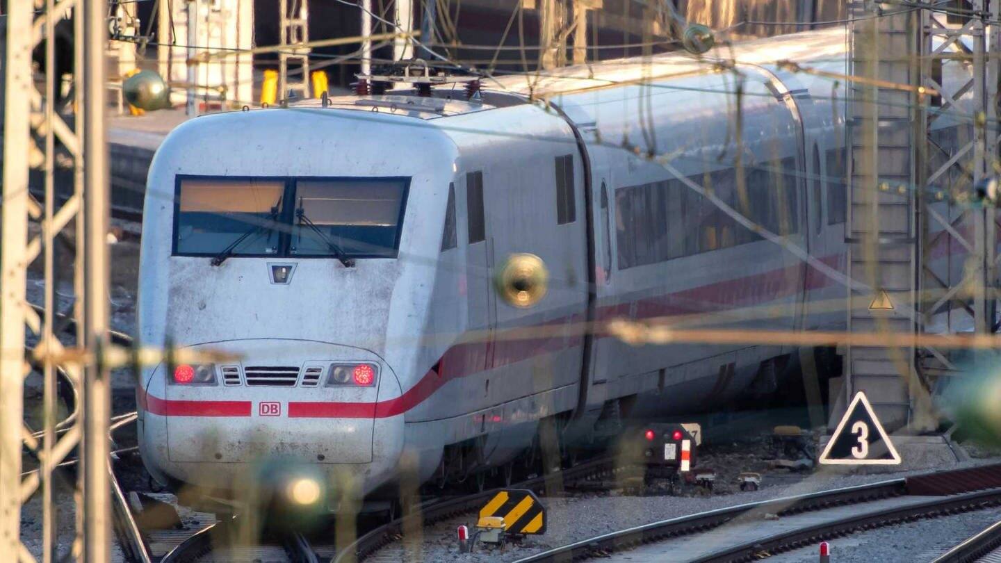 Ein ICE der Deutschen Bahn fährt aus dem Hauptbahnhof München aus (Foto: dpa Bildfunk, Picture Alliance)