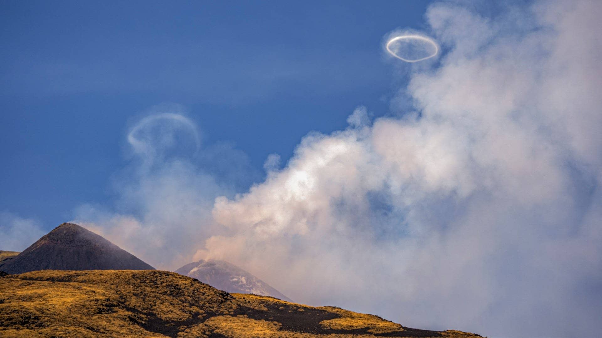 Der Vulkan Ätna in Sizilien spuckt Ringe aus Rauch in den Himmel. (Foto: dpa Bildfunk, picture alliance/dpa/AP/dpa | Giuseppe Di Stefano)